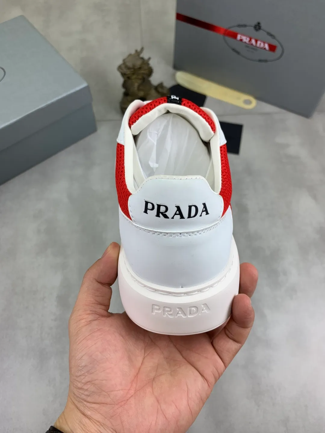 Men's shoes 💰P580💰 [New style] High version official website popular models are on the market, 🆘 Trendy brand (Prada) mainly promotes popular models, avant-garde and versatile fashion men's shoes private version mold opening, cowhide surface splicing 1:1.. Fashionable and simple, original imported cowhide lining cowhide feet; the atmosphere and personality are more fashionable, eye-catching and pursuing class. It will subvert the old idea and be a must-have for fashion trendsetters with you! Must keep it for yourself! Tall and comfortable, large and low, high-end quality workmanship. Size: 38-44 6️⃣colors available.